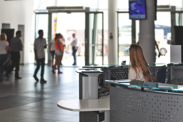 Eine Frau sitzt an der Rezeption