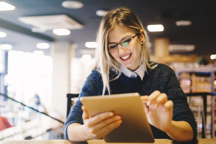 Student lernt auf Tablet-PC