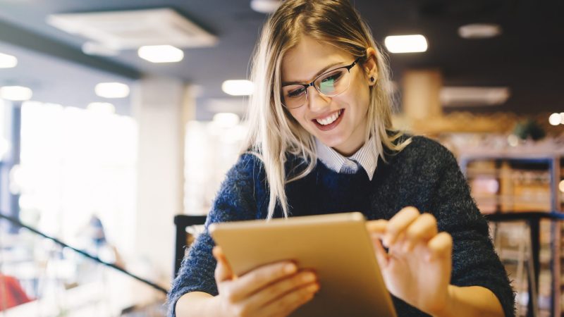 Student lernt auf Tablet-PC