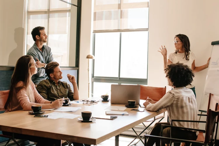 Kreatives Geschäftsteam diskutiert im Konferenzraum über neue Projekte. Geschäftsmann und Frau treffen sich im Sitzungssaal, um neue Geschäftsstrategien zu erkunden.