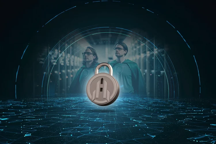 Zwei Männer stehen im Serverrack Raum und ein Schloss ist im Vordergrund