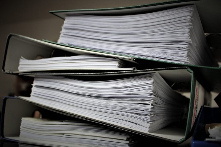 Ein Stapel Personalakten
