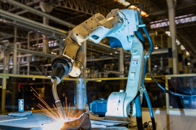 Einsatz eines Schweißroboters in der industriellen Fertigung_web