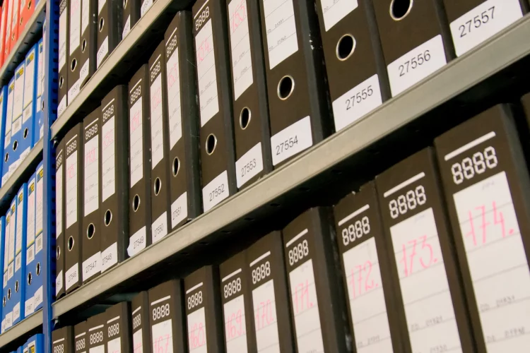 Regal mit Ordnern für Dokumente