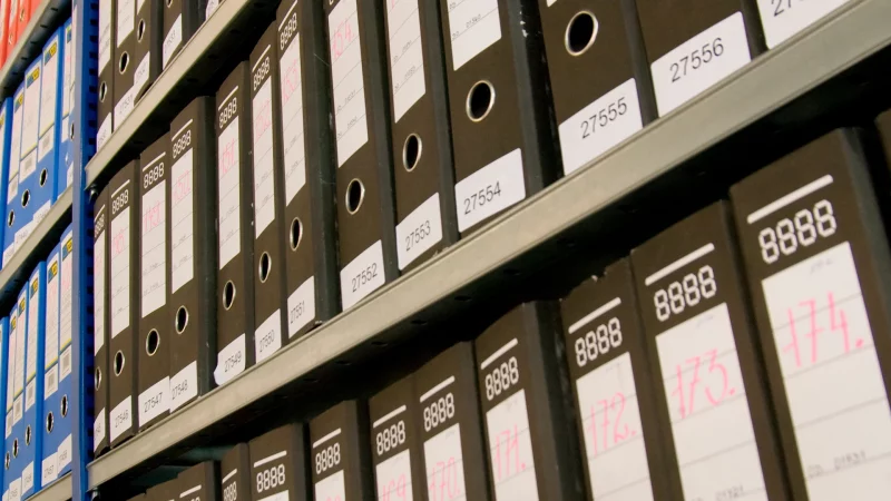 Regal mit Ordnern für Dokumente