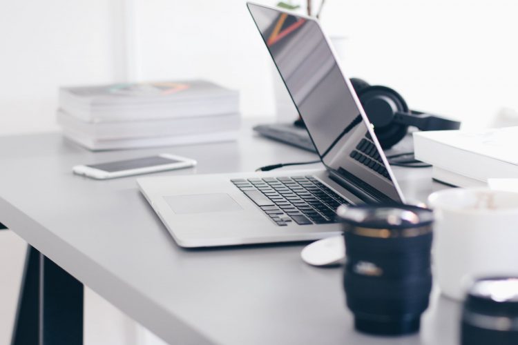 Ein aufgeklappter Laptop