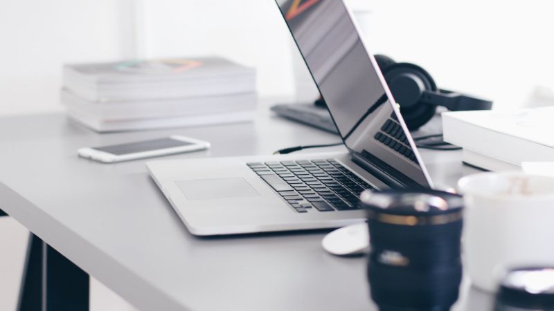 Ein aufgeklappter Laptop