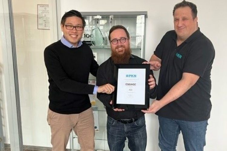 Drei Männer stehen mit Fortinet Auszeichnung zusammen