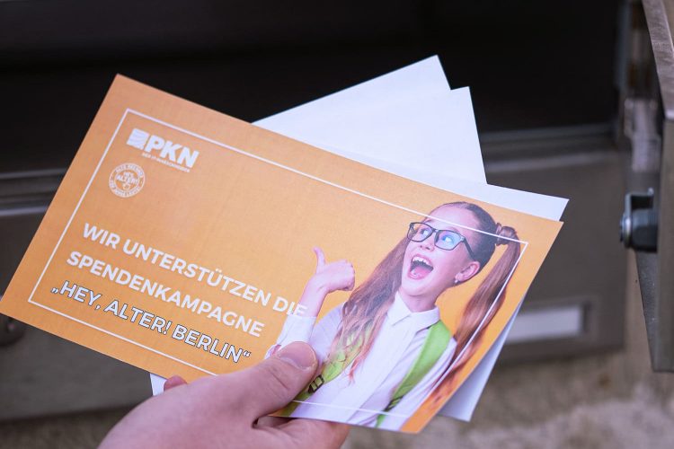 Flyer mit Mädchen