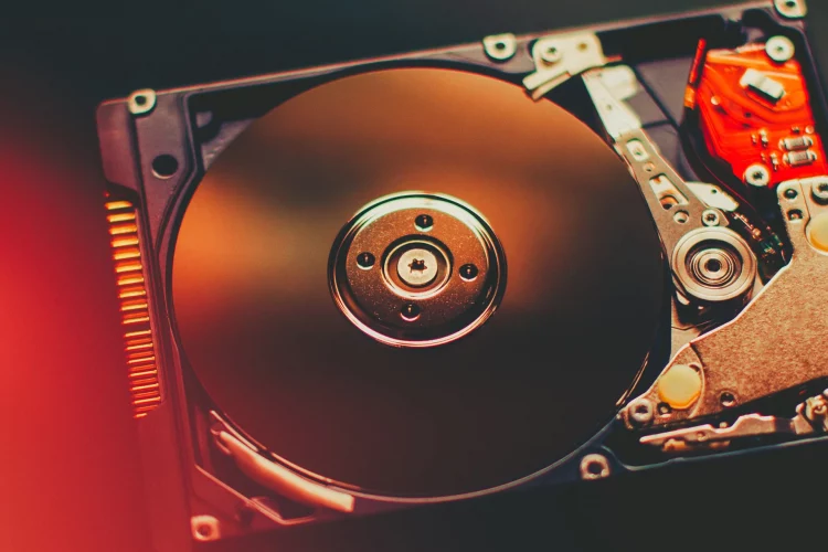 Computertechnik. Öffnen Sie die zerlegte Festplatte. PC, Laptop-Komponente. Roter Lens Flare-Effekt.