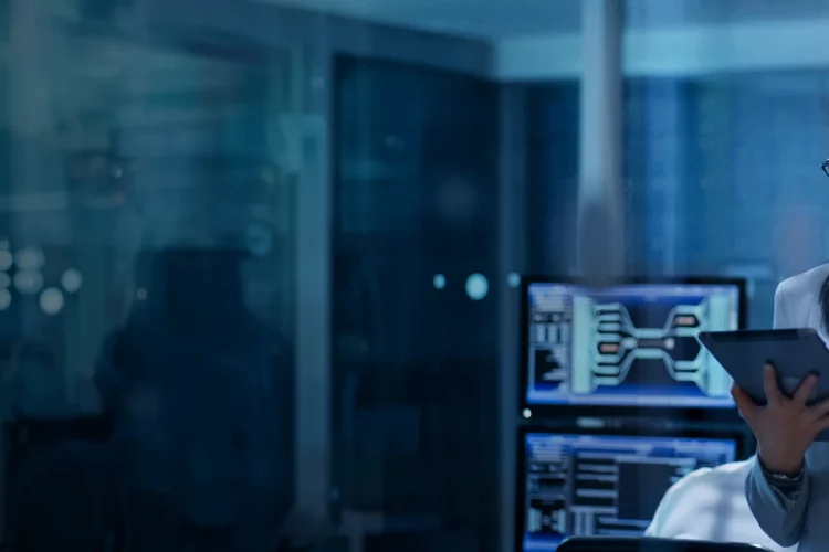 Eine Frau tippt am iPad