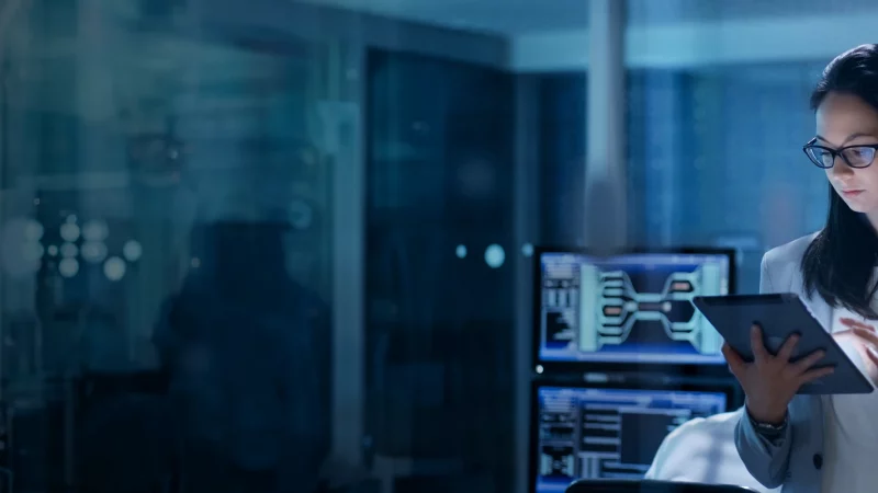 Eine Frau tippt am iPad