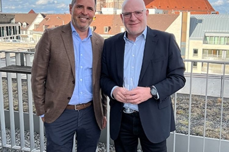 Zwei Männer stehen auf einem Balkon