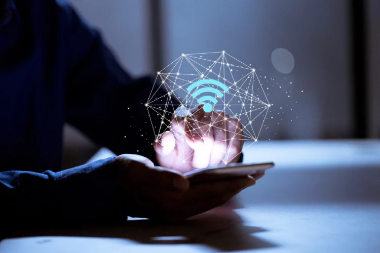 Geschäftsmann mit Smartphone, mit WLAN-Symbol, Geschäftskommunikations-Social-Network-Konzept