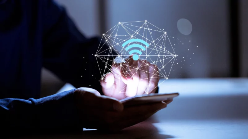 Geschäftsmann mit Smartphone, mit WLAN-Symbol, Geschäftskommunikations-Social-Network-Konzept